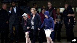 Những người dự lễ tang cô bé Antonia Calendaria, 23/5/13