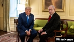 资料照片:2025年7月7日,美国总统特朗普和以色列总理内塔尼亚胡在白宫晚宴前交谈。