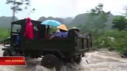 Việc chính quyền thu lại tiền cứu trợ lũ lụt đang gây bất bình Việc chính quyền thu lại tiền cứu trợ lũ lụt đang gây bất bình