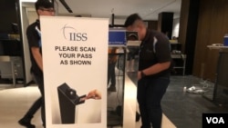 工程人员对香格里拉对话会安检设备做测试(美国之音黎堡2019年5月30日摄)