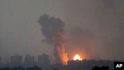 2023年10月28日,从以色列南部看到,以色列空袭加沙地带后,火光和浓烟升起。