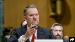 资料照片:被特朗普总统提名为美国贸易代表的格里尔在参议院金融委员会的确认听证会上回答参议员的质询。(2025年2月6日)