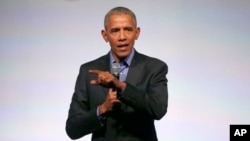 美国前总统奥巴马在芝加哥举行的奥巴马基金会高峰会做闭幕讲话。(2017年11月1日)