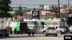 Các sĩ quan thực thi pháp luật đứng phía trước hộp đêm Pulse ở Orlando, Florida, ngày 15 tháng 6 năm năm 2016.