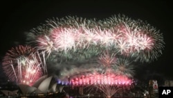 ကမ္ဘာတဝှမ်း ၂၀၁၆ နှစ်သစ်ကူး ကို ခမ်းနားစွာ ကြို ဆို (သတင်းဓာတ်ပုံများ)