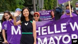 资料照片:波士顿市长候选人、市议员吴弭参加波士顿罗克斯伯里居民区的“罗克斯伯里团结游行”并向人群挥手。(2021年7月18日)