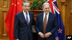 资料照片: 2024年3月18日,中国外交部长王毅(左)在新西兰惠灵顿会见新西兰外长温斯顿·彼得斯。