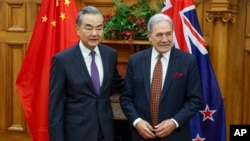 新西兰外交部长彼得斯(Winston Peters)在一场活动中抨击中国在太平洋岛屿安全领域加强存在的努力,并警告中国不要采取可能“破坏稳定”或破坏区域安全的行动。图为彼得斯3月18日会见到访的中国外交部长王毅。(美联社)