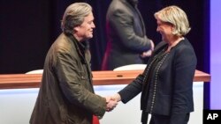Chính trị gia cực hữu Pháp bà Marine Le Pen chào mừng ông Steve Bannon cựu chiến lược gia chính trị của Tổng thống Trump tại Lille, Pháp, ngày 10/3/ 2018.