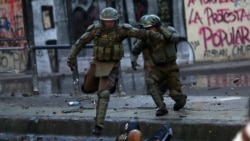 在智利首都圣地亚哥的一次反政府示威期间,防暴警察与抗议者冲突。(2019年12月14日)