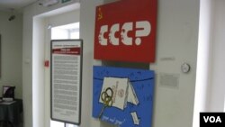 在圣彼得堡的俄罗斯政治历史博物馆介绍前苏联发展达到顶峰,然后步步走向解体。其中漫画反映苏联宪法第六条被撤销。