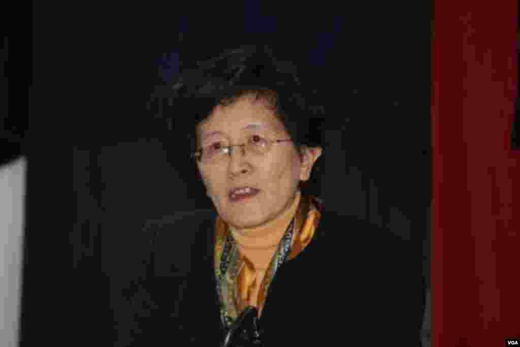 张艾枚发言(美国之音方冰拍摄)