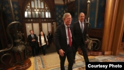 博尔顿2018年10月22日在莫斯科会见了俄外长拉夫罗夫(右)(俄外交部照片)