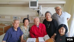 2018年8月8日高瑜等人在北京医院探视毛泽东兼职秘书李锐(左三) (高瑜 推特照片)