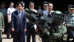 台湾总统赖清德视察澎湖海军基地时观看士兵演示多毒刺导弹发射器操作。(2024年9月6日)