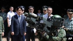 资料照:台湾总统赖清德视察澎湖岛海军基地时观看士兵演示多毒刺导弹发射器操作。(2024年9月6日)