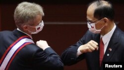 资料照:台湾立法院长游锡堃(右)