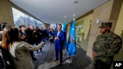 ဂျာမနီနိုင်ငံ၊ Stuttgart မြို့ရှိ အမေရိကန်-ဥရောပ ကွပ်ကွဲမှုဦးစီးဌာနချုပ်တွင် သတင်းထောက်များကို ဖြေကြားနေသည့် ဝန်ကြီး Pete Hegseth။ (၁၁ ဖေဖော်ဝါရီ ၂၀၂၅) (AP)