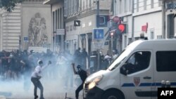 法国马赛市骚乱者与警察发生冲突。(法新社2023年6月30日)