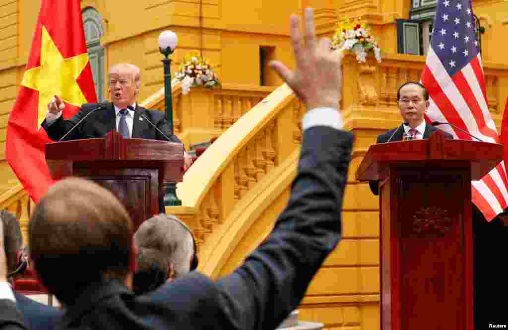 美国总统川普与越南国家主席陈大光在河内的记者会上(2017年11月12日)。