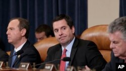 Ông Devin Nunes, Dân biểu đảng Cộng hòa, Chủ tịch Ủy ban Tình báo Hạ viện (giữa) và dân biểu Adam Schiff (bên trái) tại phiên điều trần ngày 20/3/2017.