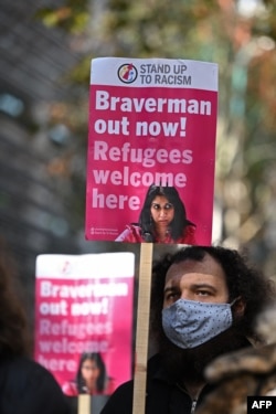 示威者在英国内政部外举牌抗议内政大臣布雷弗曼的言论。（2023年11月4日）