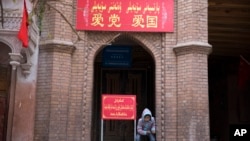 中国新疆喀什的一座清真寺入口上写着“爱党爱国”的字样。 (资料照片)