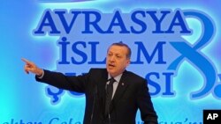 土耳其埃尔多安在伊斯坦布尔对来自欧洲的穆斯林宗教领袖发表讲话。(2012年11月19日)