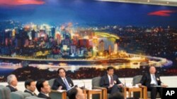 中共重庆前市委书记薄熙来在2010年3月的一个记者会上,背景是重庆市夜景