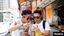 参加香港首届小精灵抓宝比赛的年轻人(资料图)