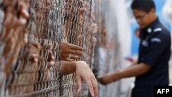 لورن هارپر، همسر استیون هارپر نخست وزیر کانادا با وینای ویرمانی بازیگر هندی‌تبار کانادا در یک مراسم آسیایی‌تبارها می‌رقصد.<br />
 