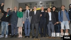 九位占中核心人士周四上午在法庭外(苹果日报图片)