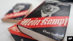 慕尼黑的当代历史研究所展出的希特勒《我的奋斗》的几个版本(2015年12月11日)