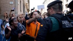 西班牙巴塞罗那示威者9月20日试图阻止泽维尔·普伊格坐的车。普伊格当天被捕，此前他是加泰罗尼亚自治政府外部事务、机构关系与透明办公室的资深人员。