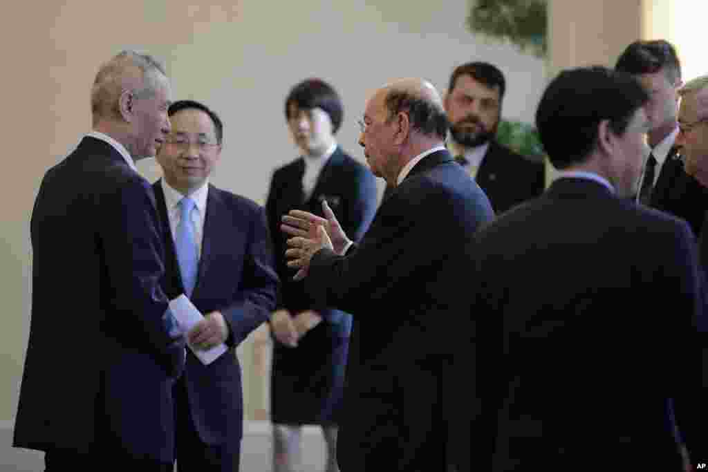 2018年6月3日,美国商务部长威尔伯·罗斯和中国国务院副总理刘鹤在北京钓鱼台国宾馆出席会议之后交谈。