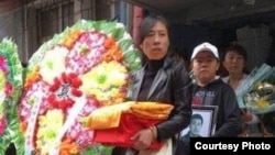 夏俊峰遗孀、儿子准备离家为夏俊峰出殡 (网络图片)