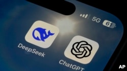 智慧型手机荧幕上出现了应用程式 DeepSeek 和 ChatGPT 的图示。(美联社:2025年1月28日)