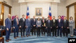 마이크 갤러거(왼쪽 다섯번째) 미 하원 미중전략경쟁특별위원회 위원장을 비롯한 의원들과 차이잉원(왼쪽 여섯번째) 총통을 비롯한 타이완 당국자들이 22일 타이베이 시내 총통부에서 회동하고 있다.