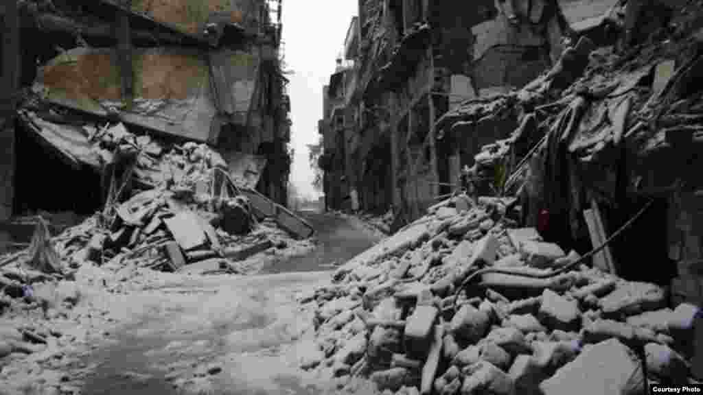 Tuyết bảo phủ một khu vực mua sắm bị bỏ hoang tại thị trấn Al-Hamidya trong thành phố Homs, ngày 19/1/2013. 