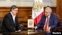 资料照片:墨西哥总统奥布拉多尔和外长埃布拉德与美国前总统特朗普讨论疫苗问题(2020年4月17日)