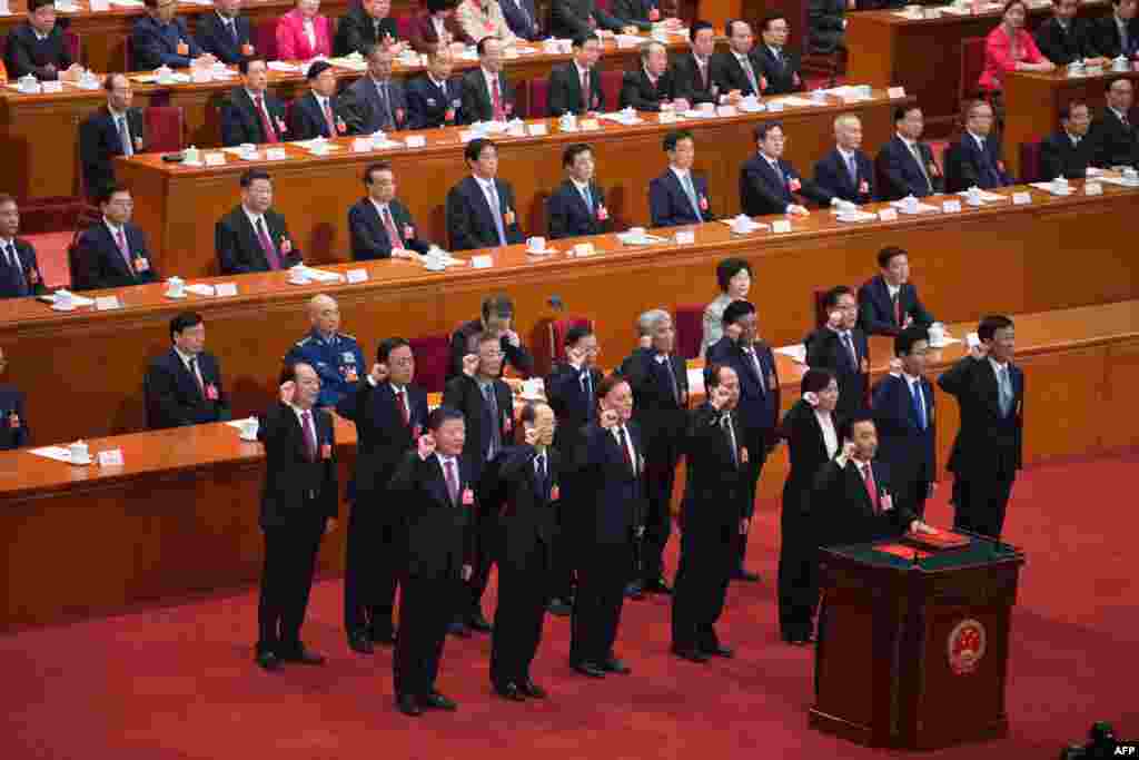 由王晨率领的中国全国人大副委员长在第十三届全国人民代表大会第一次会议第五次全体会议上宣誓就职(2018年3月17日)。人大副委员长里没有军人。