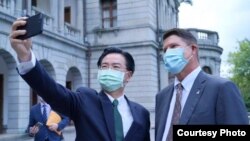台湾外长吴钊燮2020年9月18日与美国副国务卿克拉奇在台北宾馆自拍(照片来源:台湾外交部)