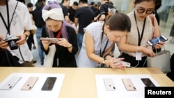 2018年9月21日,上海的苹果公司办公室对媒体展示新产品,人们体验新的Apple iPhone XS和iPhone XS Max。
