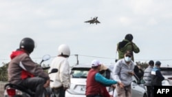 资料照:一架台湾幻影2000战机准备在新竹一个空军基地降落。(2024年12月10日)