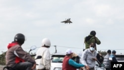 台湾国防部披露解放军大规模海上部署。一架台湾幻影2000战机准备在新竹一个空军基地降落。(2024年12月10日)