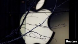 Logo Apple bên ngoài một cửa hàng của Apple ở Bắc Kinh