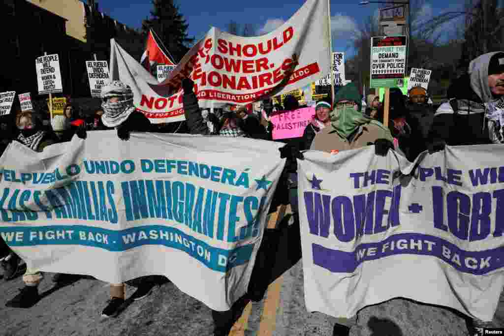 2025年1月20日，华盛顿，人们在美国总统唐纳德&middot;特朗普就职典礼当天举行抗议活动