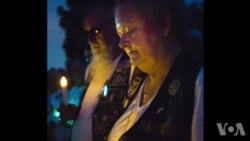 美国阵亡将士家属烛光守夜 悼念家人