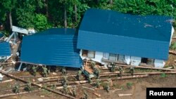 Nhà cửa bị hư hại vì lũ lụt tại thị trấn Senboku, tỉnh Akita, ngày 10/8/2013.