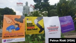 ILUSTRASI - Poster yang dipasang dipagar kawat depan Gedung Negara Grahadi, menolak kekerasan terhadap jurnalis. (Foto: VOA/Petrus Riski)